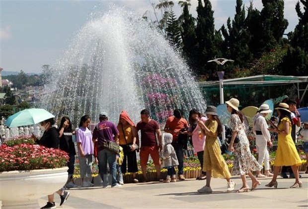 Vườn hoa thành phố Đà Lạt khá đông du khách tới tham quan. (Ảnh: Chu Quốc Hùng/TTXVN)