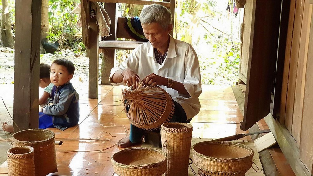 Người dân Bru-Vân Kiều vẫn thường xuyên đan lát trong các buổi lễ quan trọng.