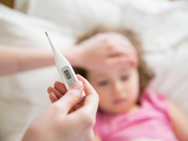 Tình trạng trẻ bị sốt siêu vi thường xảy ra vào mùa hè