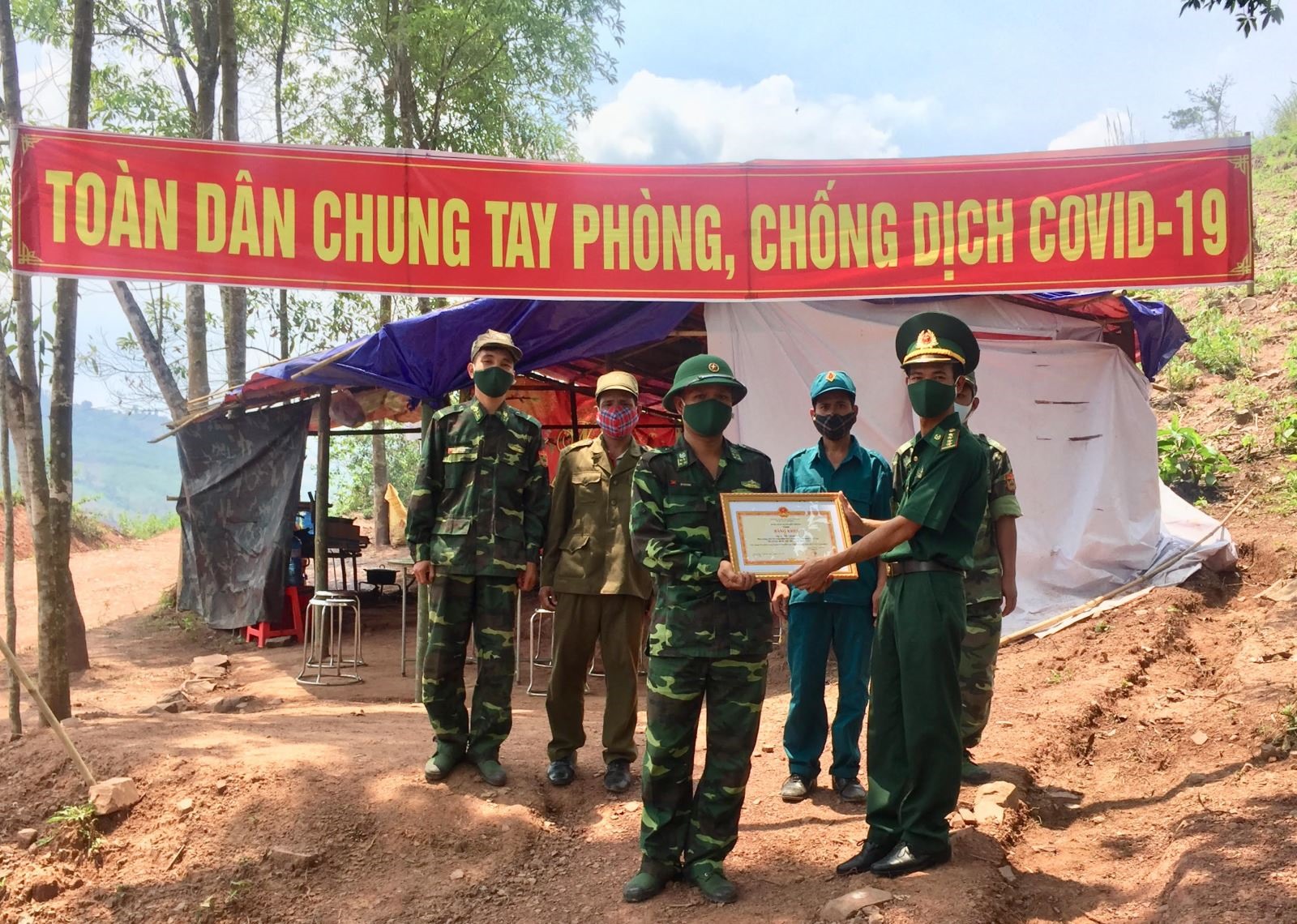 Đại úy Hồ Văn Bông nhận bằng khen của Bộ Chỉ huy BĐBP Quảng Trị vì có thành tích xuất sắc trong đợt cao điểm phòng, chống dịch COVID - 19