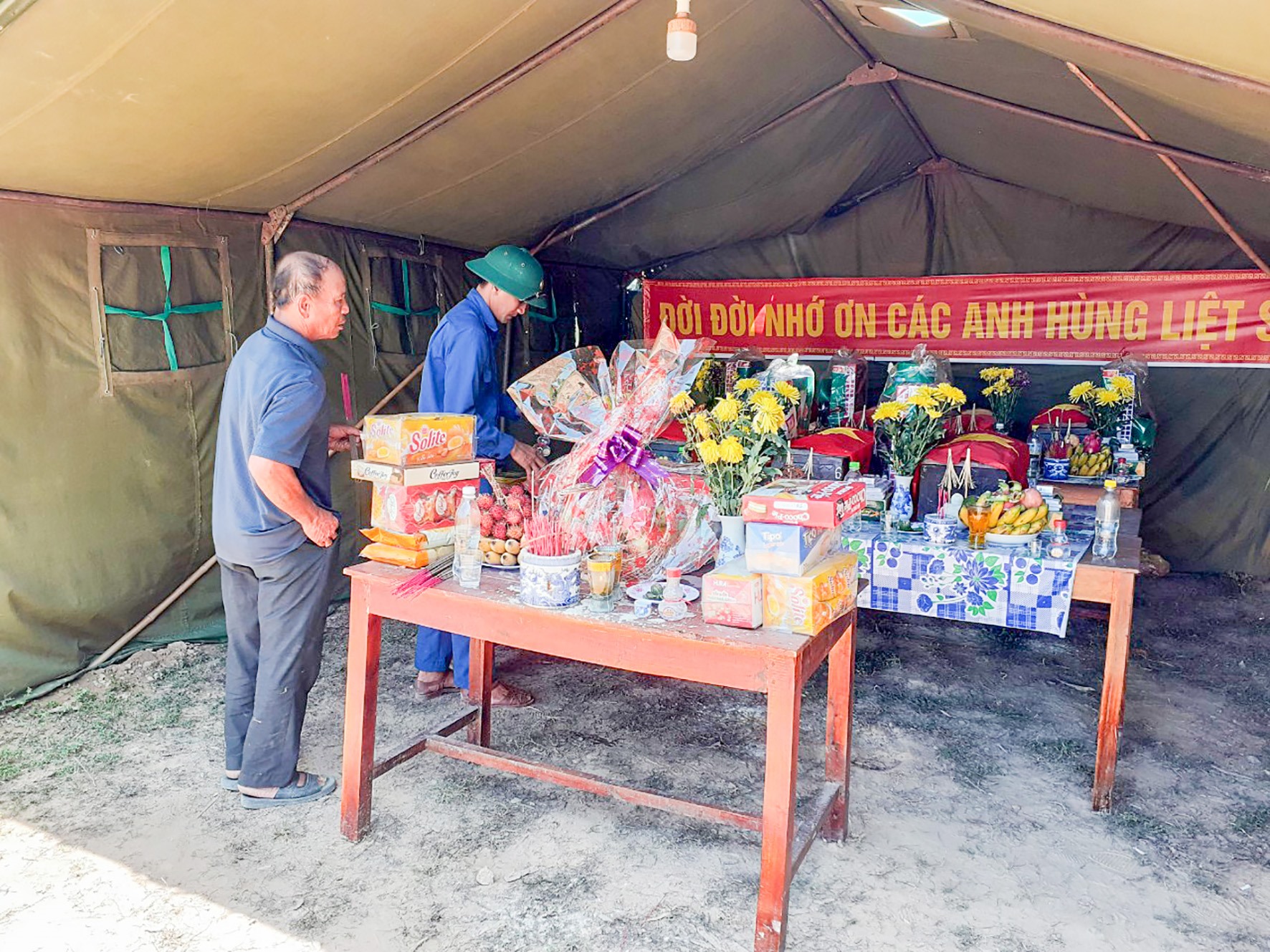 Nhân dân trên địa bàn huyện Cam Lộ đến viếng các hài cốt liệt sĩ-Ảnh: Thanh Hải​