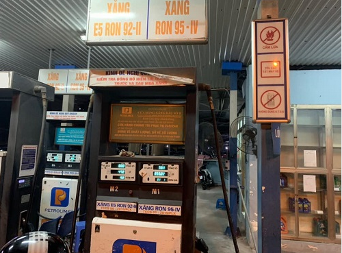 Cây xăng tại 95 Vũ Ngọc Phan ngừng bán xăng RON95 khi bị kiểm tra đêm qua. Ảnh: Quản lý thị trường.