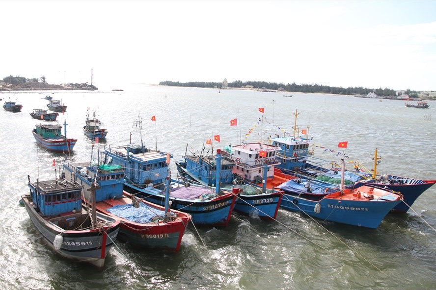 Một số tàu vay vốn đóng theo Nghị định 67 neo ở Cửa Việt bị vướng nợ xấu. Ảnh: Hưng Thơ