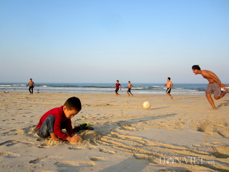 Du khách có thể chơi các môn thể thao ở biển Cửa Việt, ngay trên bãi cát mịn, rộng, dài.