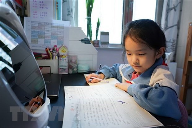Học sinh học trực tuyến sau khi nhiều trường học phải đóng cửa do dịch COVID-19 ở Bắc Kinh, Trung Quốc. (Ảnh: THX/TTXVN)