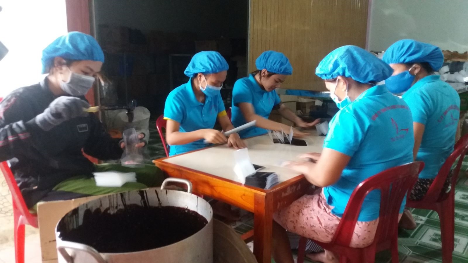 Công nhân Công ty THNH Cao dược liệu Định Sơn đóng gói sản phẩm