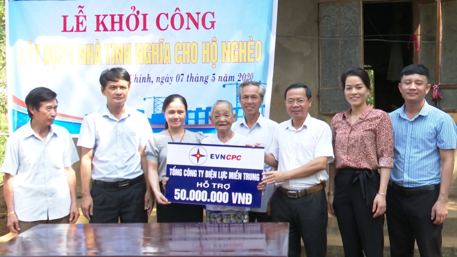 Khởi công xây nhà tình nghĩa cho bà Trần Thị Thành, 85 tuổi ở xã Cam Chính, huyện Cam Lộ.