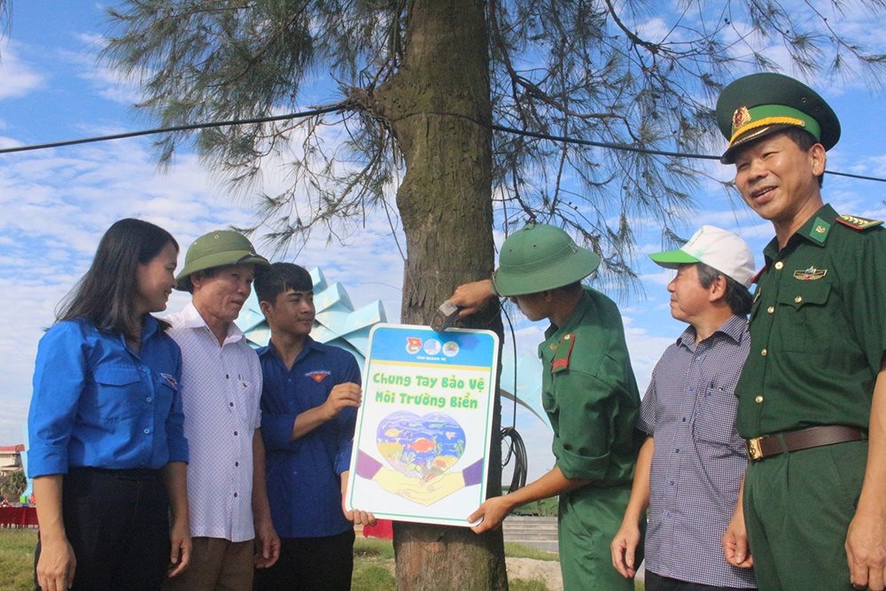 Gắn biển tuyên truyền bảo vệ môi trường tại các bãi tắm trên địa bàn tỉnh Quảng Trị