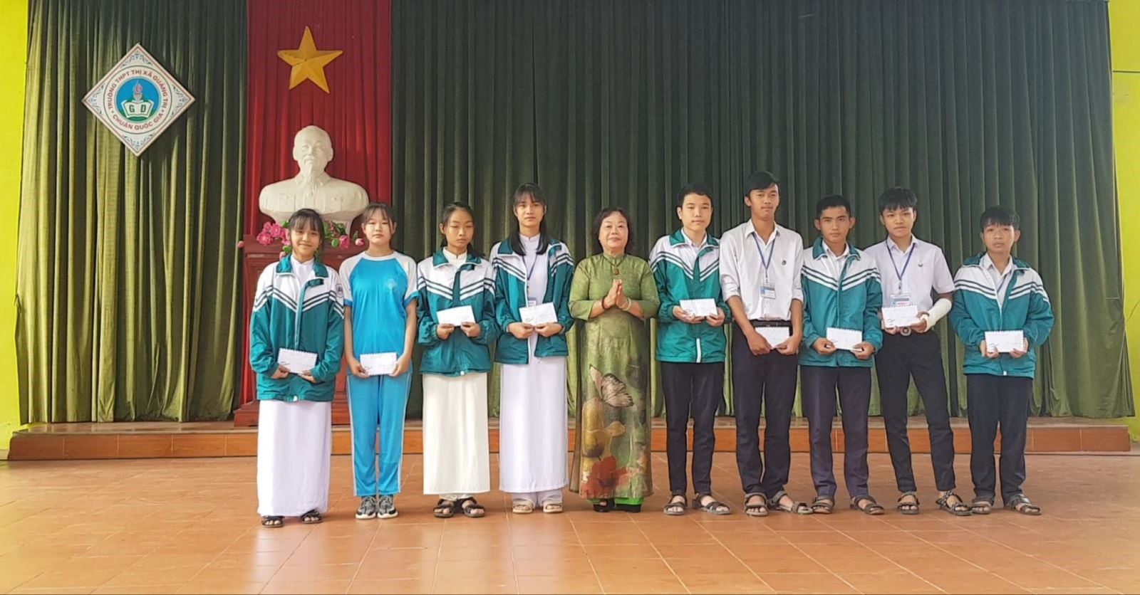 Quỹ học bổng Seeds Vòng tay Thái Bình được trao cho các em học sinh hiếu học có hoàn cảnh khó khăn tại trường THPT Thị xã Quảng Trị.