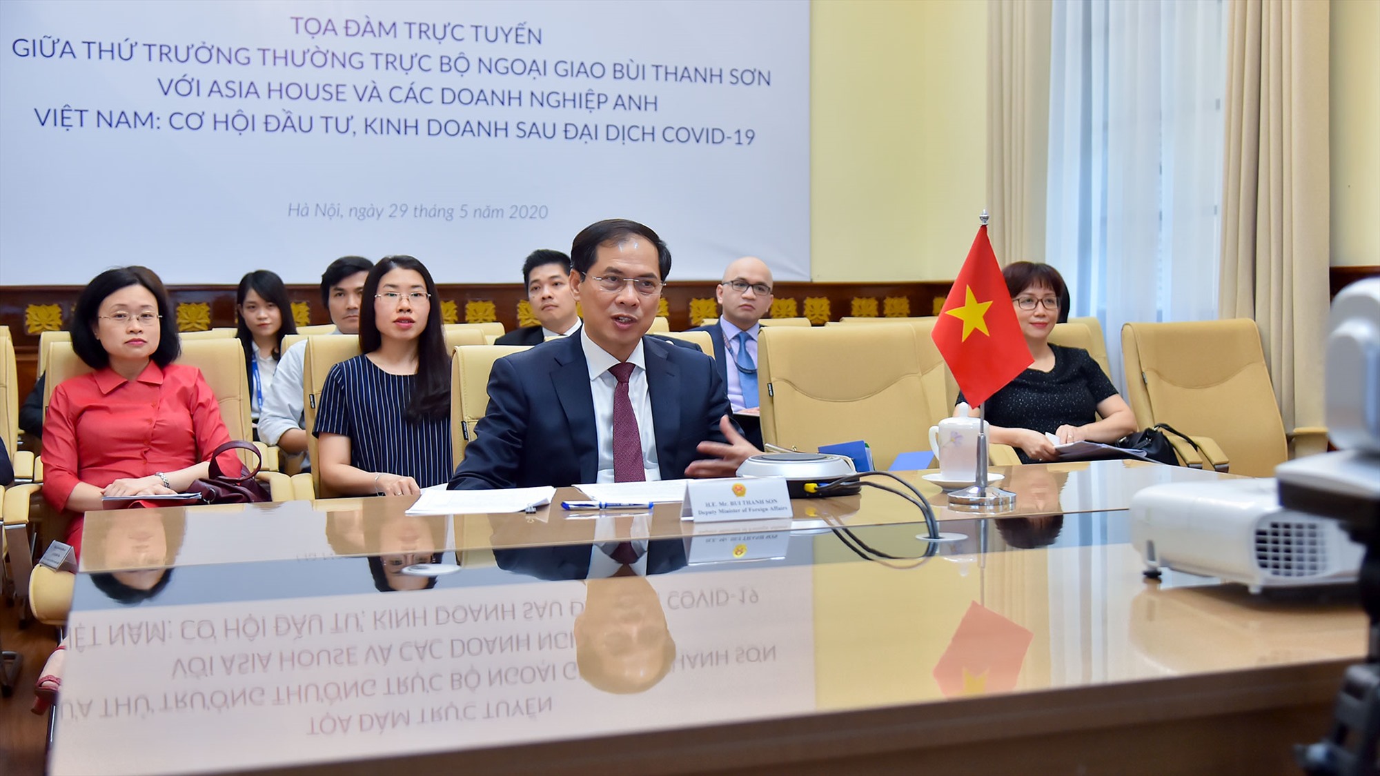 Thứ trưởng Thường trực Bộ Ngoại giao Bùi Thanh Sơn dự tọa đàm trực tuyến với chủ đề “Việt Nam: Cơ hội đầu tư, kinh doanh sau đại dịch COVID-19”