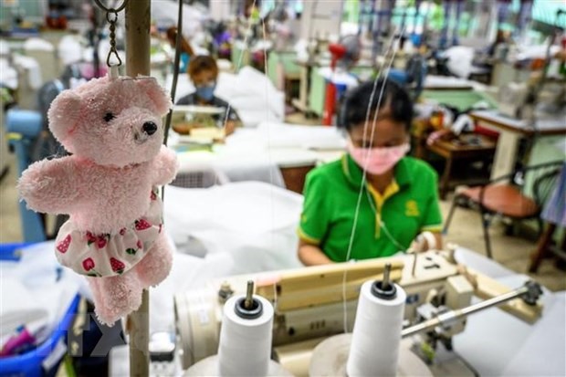 Một xưởng may các sản phẩm bảo hộ cá nhân tại Bangkok, Thái Lan. (Ảnh: AFP/TTXVN)