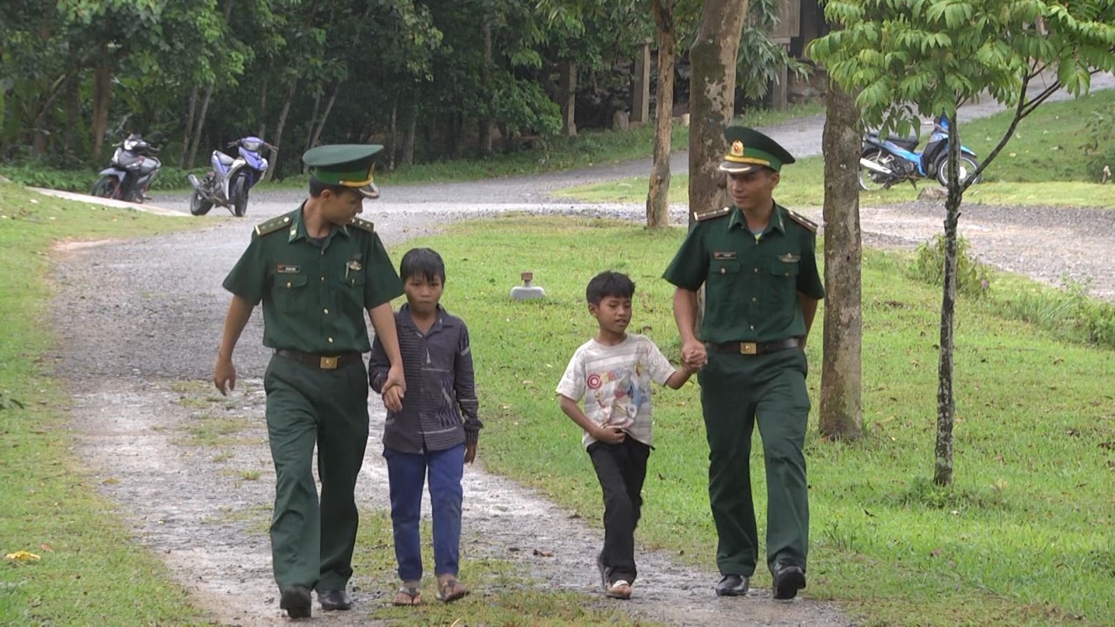 Các chú bộ đội biên phòng Đồn Ba Nang đón các cháu đến tham gia chương trình Tết thiếu nhi tại Đồn