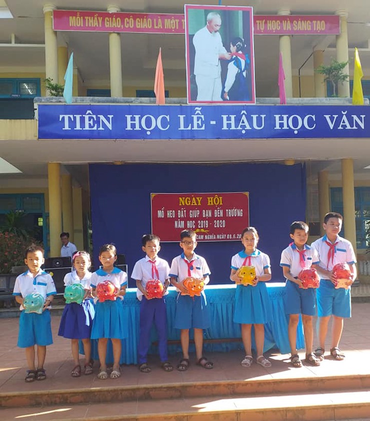 Trường TH&THCS Cam Nghĩa tổ chức ngày hội mổ heo đất giúp bạn đến trường