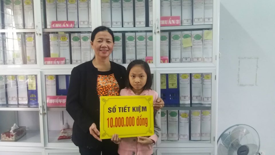 Em Nguyễn Thị Như Ý, học sinh lớp 5 A Trường Tiểu học Hòa Bình, Đông Hà, nhận học bổng từ quỹ “Cho con” của cô giáo Thái Thị Lan