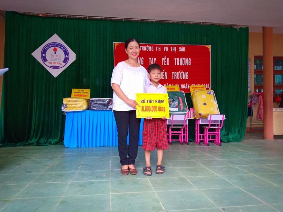 Cô giáo Thái Thị Lan trao học bổng trị giá 10.000.000 đồng cho em Võ Văn Đạt, học sinh lớp 5B Trường Tiểu học Võ Thị Sáu - TP Đông Hà