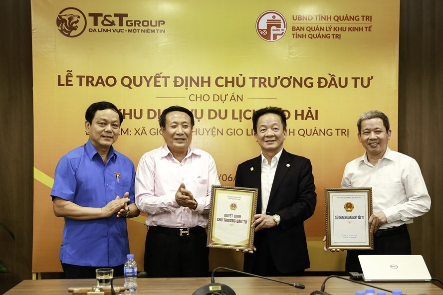 Ông Hà Sỹ Đồng (thứ hai từ trái sang) - Phó Chủ tịch UBND tỉnh Quảng Trị trao giấy chứng nhận đầu tư cho Chủ tịch HĐQT kiêm Tổng giám đốc Tập đoàn T&T Group Đỗ Quang Hiển (thứ hai từ phải sang). Nguồn: T&T