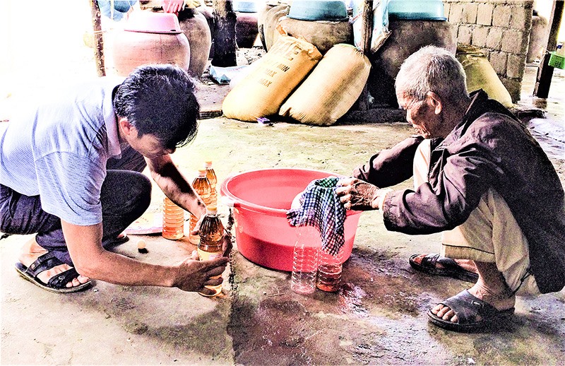 Đóng chai nước mắm ở một cơ sở chế biến nước mắm tại thôn Mỹ Thủy, xã Hải An, huyện Hải Lăng. Ảnh: AP