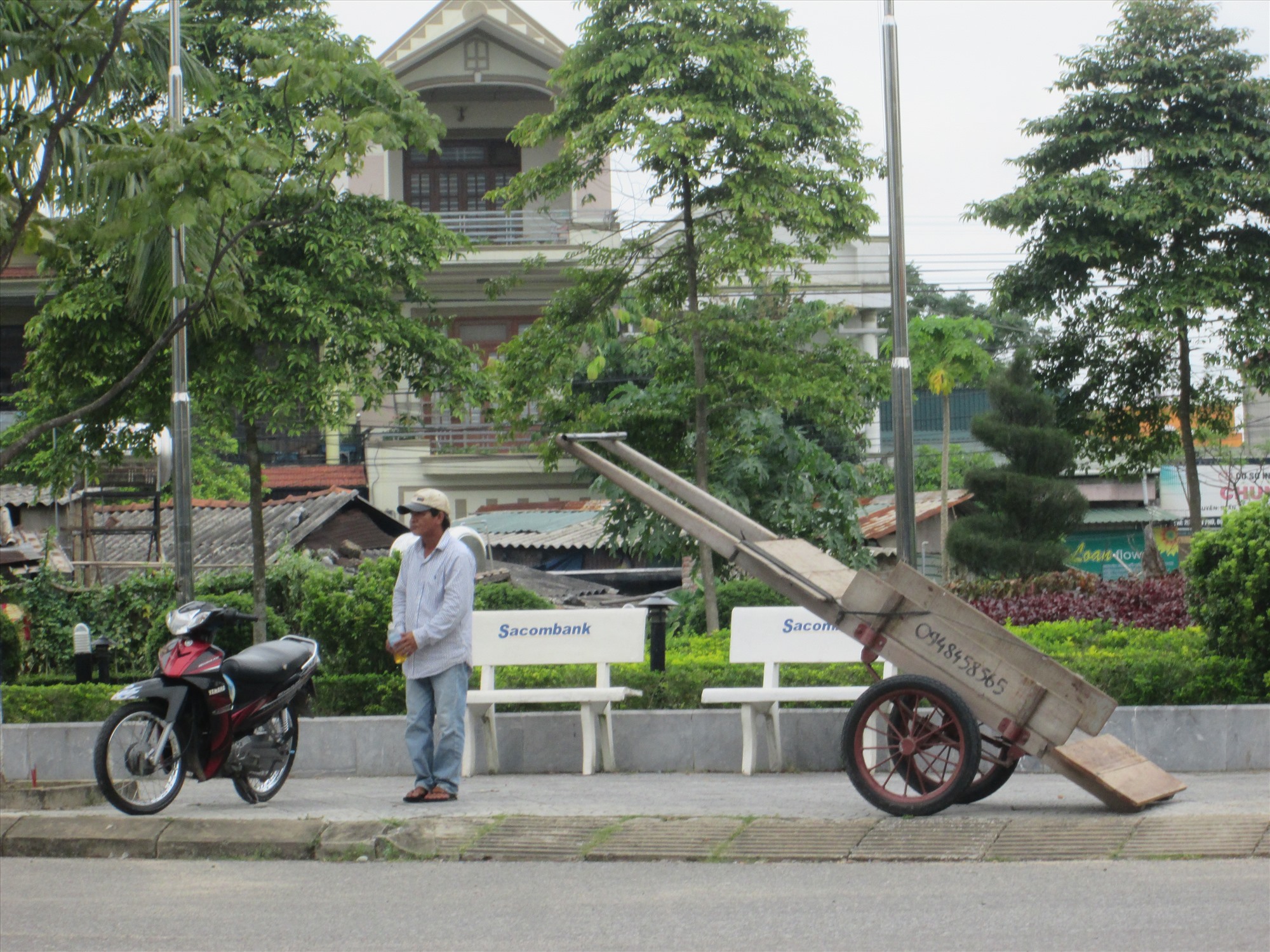 Đìu hiu cảnh xe ôm đợi khách ở Thành phố Đông Hà (Quảng Trị). Ảnh: LMH