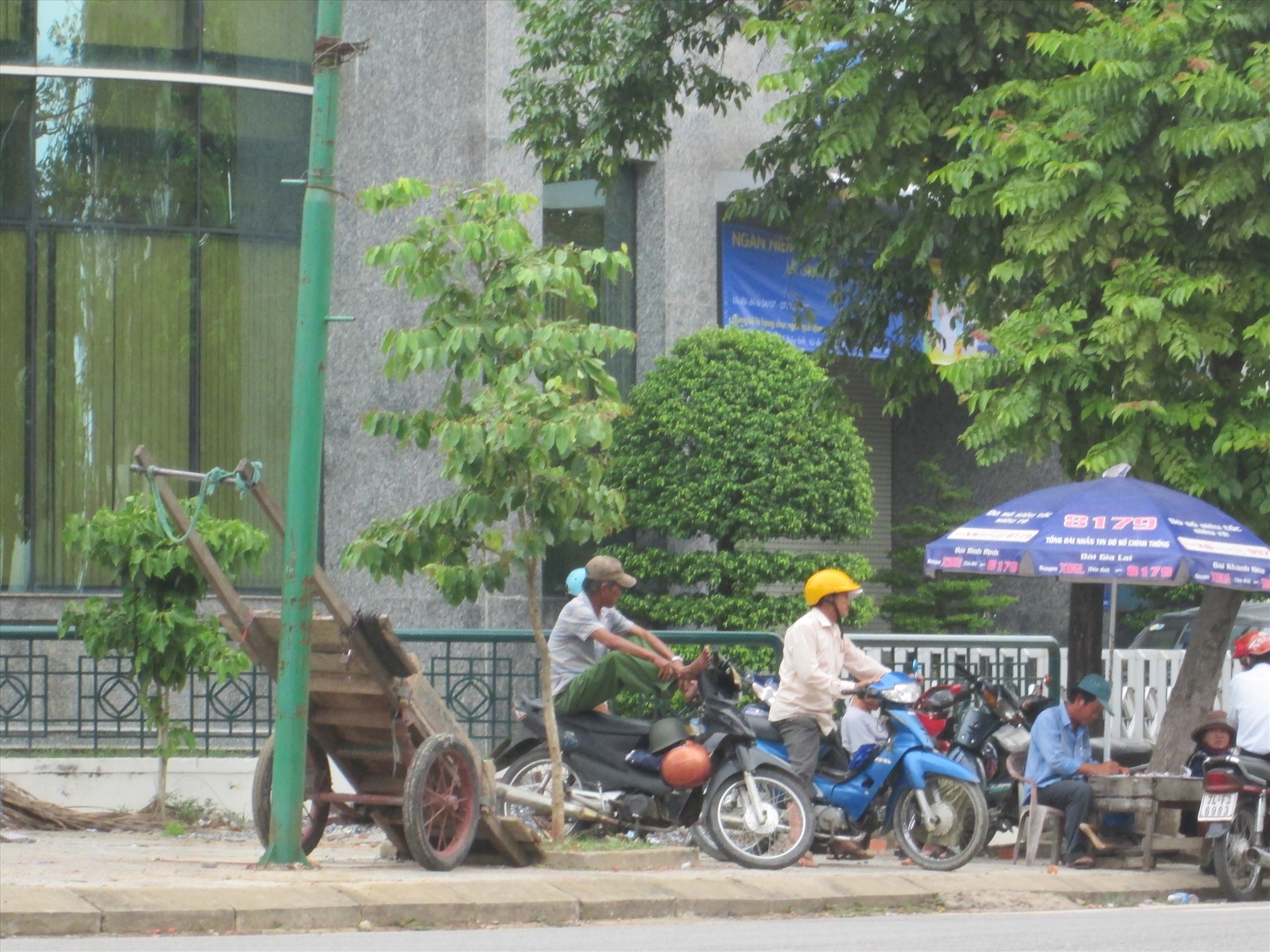 Đìu hiu cảnh xe ôm đợi khách ở Thành phố Đông Hà (Quảng Trị). Ảnh: LMH