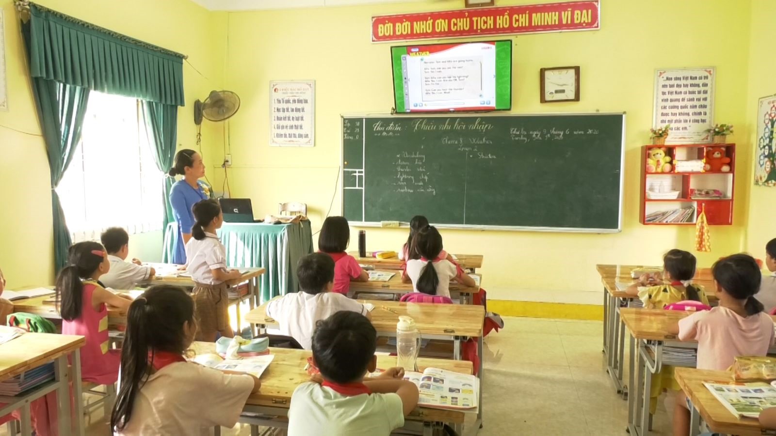 Lớp học được trang bị máy tính và các thiết bị đáp ứng yêu cầu của chương trình giáo dục phổ thông mới tại Trường Tiểu học Đông Giang.