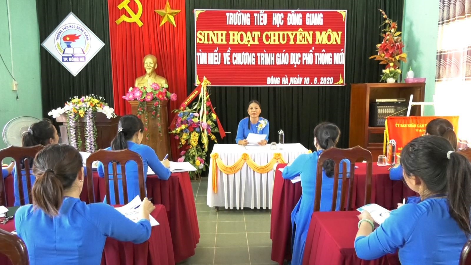 Buổi sinh hoạt chuyên môn của các cô giao Trường Tiều học Đông Giang chuẩn bị cho chương trình giáo dục phổ thông mới