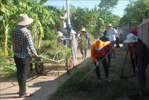 Ra quân vệ sinh môi trường tại thôn Duy Viên, xã Vĩnh Lâm.
