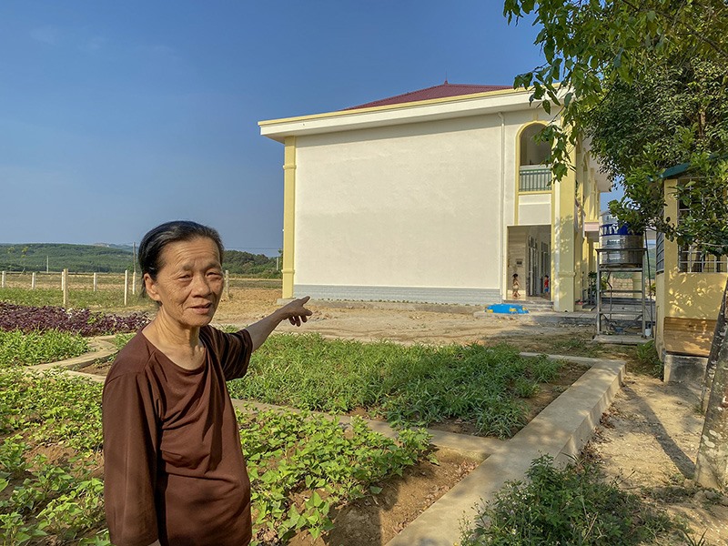 Bà Phạm Thị Hường, mẹ anh Minh vui mừng vì trường đã được xây xong. Ảnh: TP