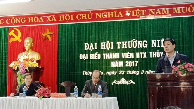 Ông Hoàng Thăng Long, Chủ tịch UBND phường Thủy Biều (đứng phát biểu) bị cách tất cả chức vụ trong Đảng