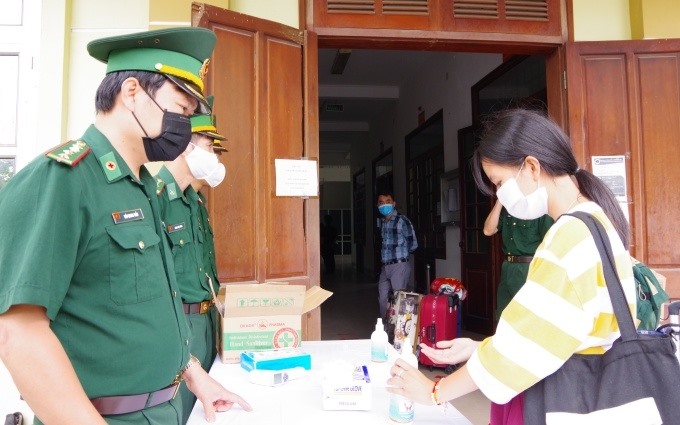 Bộ đội Biên phòng Cửa khẩu quốc tế Tây Trang làm thủ tục nhập cảnh cho sinh viên Lào.