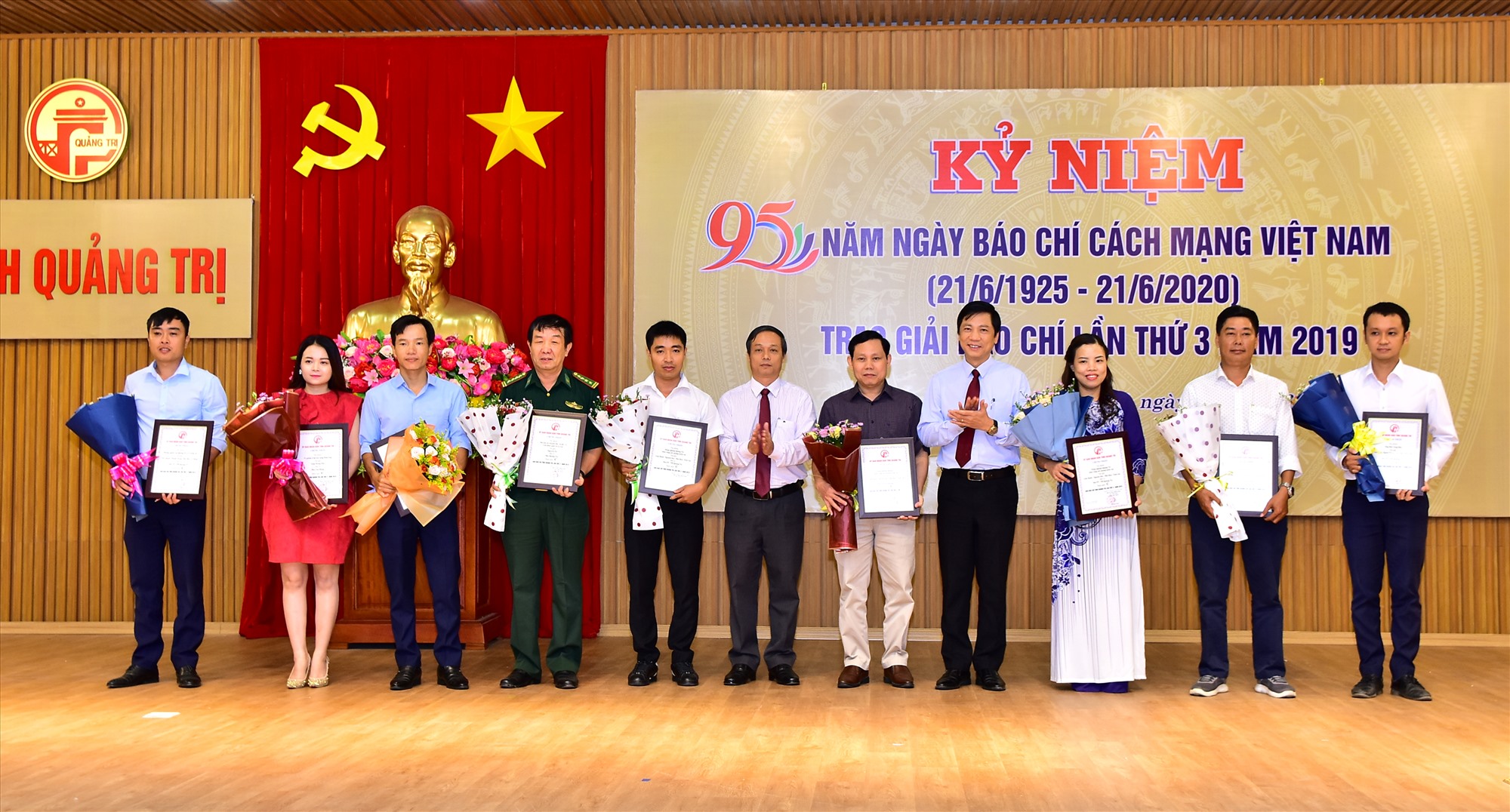Phó Chủ tịch HĐND tỉnh Nguyễn Trần Huy; Phó Chủ tịch UBND tỉnh Hoàng Nam trao giải C cho các tác giả
