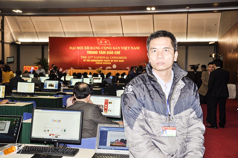 Phóng viên Báo Quảng Trị tác nghiệp tại Trung tâm Báo chí Đại hội Đảng toàn quốc lần thứ XII. Ảnh: LK