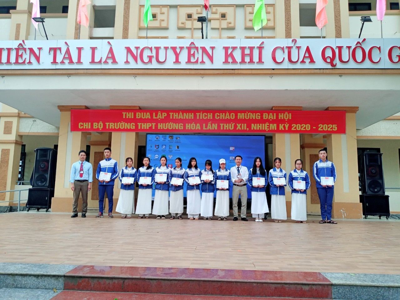 Thầy giáo Nguyễn Thành Biên và Nguyễn Chế Linh - phó hiệu trưởng nhà trường trao giải cho các học sinh đạt giải trong cuộc thi viết về cá nhân điển hình trong học tập và làm theo lời Bác