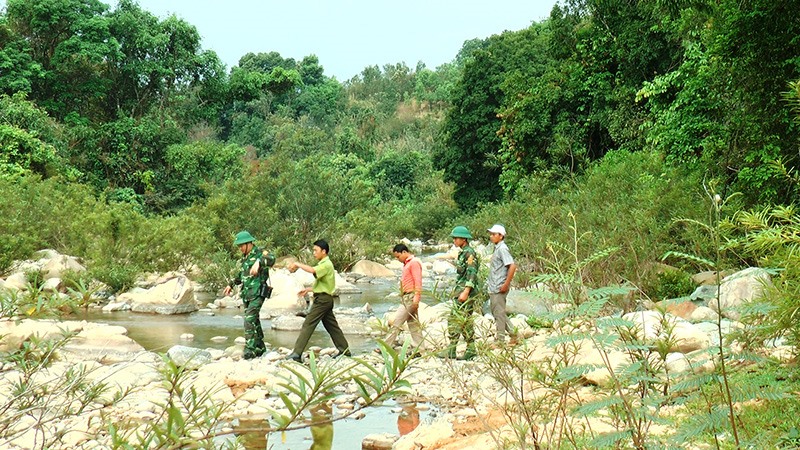 Các tổ bảo vệ rừng ở thôn Chênh Vênh, xã Hướng Phùng thường xuyên tuần tra bảo vệ rừng của địa phương. Ảnh: ĐV