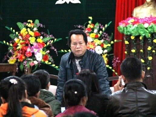 Ông Trần Hữu Hùng đối thoại với người dân lúc còn đương nhiệm Chủ tịch UBND huyện Vĩnh Linh