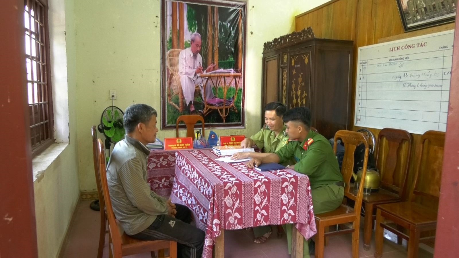 Lực lượng chức năng lập biên bản xử lý trường hợp xâm hại rừng phòng hộ đối với ông Hồ Văn Bình