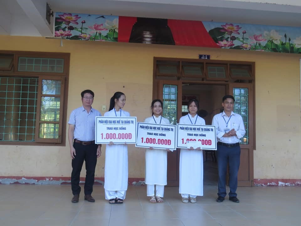Trao học bổng cho các em học sinh nghèo hiếu học tại Trường THPT Gio Linh - Ảnh: H.T