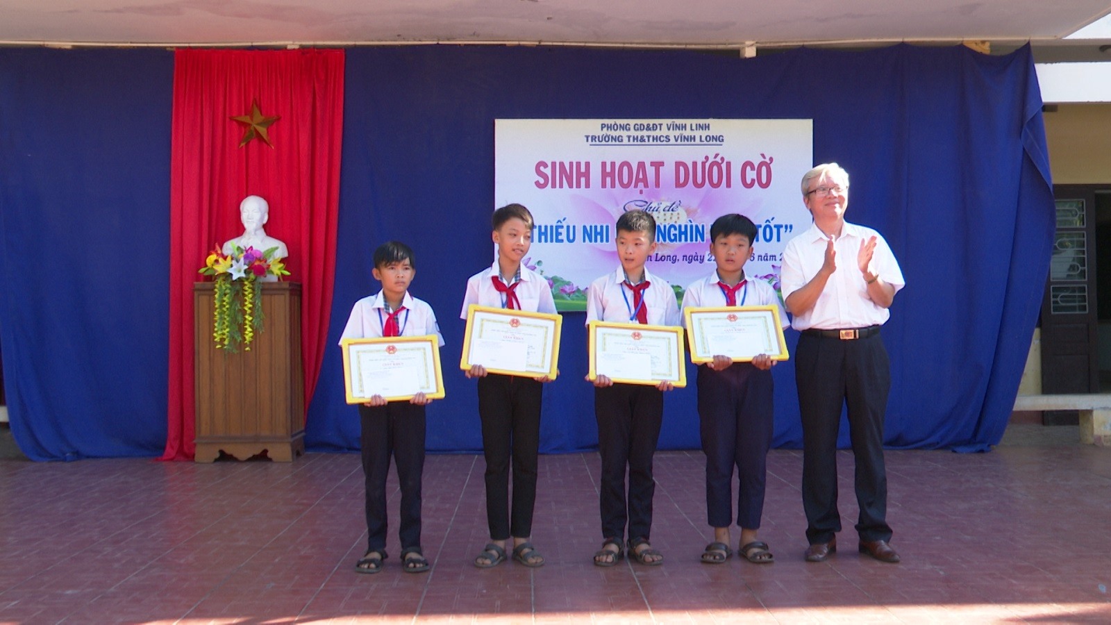 Thầy giáo Nguyễn Văn Thảo Nguyên, Phó trưởng phòng Tổ chức cán bộ - Chính trị tư tưởng trao giấy khen của GĐ Sở GD&ĐT cho 4 em học sinh có hành động đẹp cứu người gặp nạn.