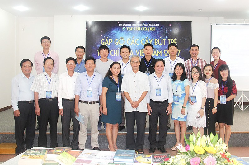 Nhà văn Xuân Đức (thứ sáu, từ trái sang) với đại biểu dự cuộc gặp mặt các cây bút trẻ Tạp chí Cửa Việt năm 2017. Ảnh: PV