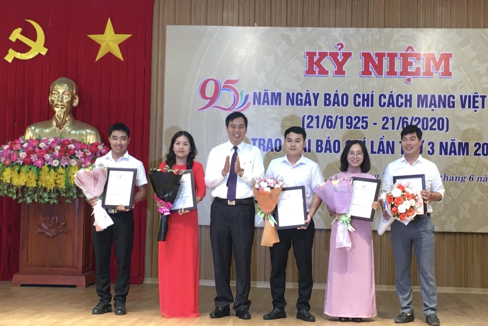 Đồng chí Phó Bí thư Thường trực Tỉnh ủy Nguyễn Đăng Quang trao giải A cho các nhóm tác giả đạt giải tại Giải báo chí tỉnh Quảng Trị lần thứ III năm 2020