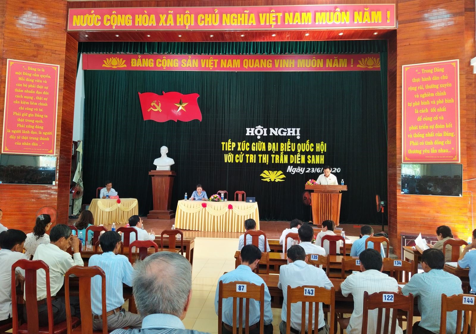 Đồng chí Hoàng Đức Thắng, Trưởng Đoàn đại biểu Quốc hội phát biểu tại buổi tiếp xúc cử tri