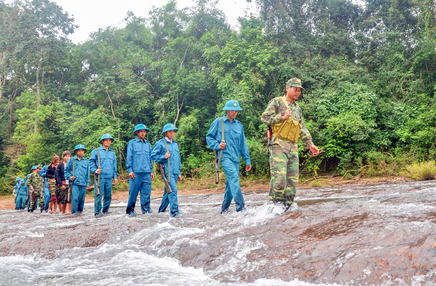 Người dân huyện Hướng Hóa tham gia tuần tra đường biên, mốc quốc giới với bộ đội biên phòng - Ảnh: Q.H