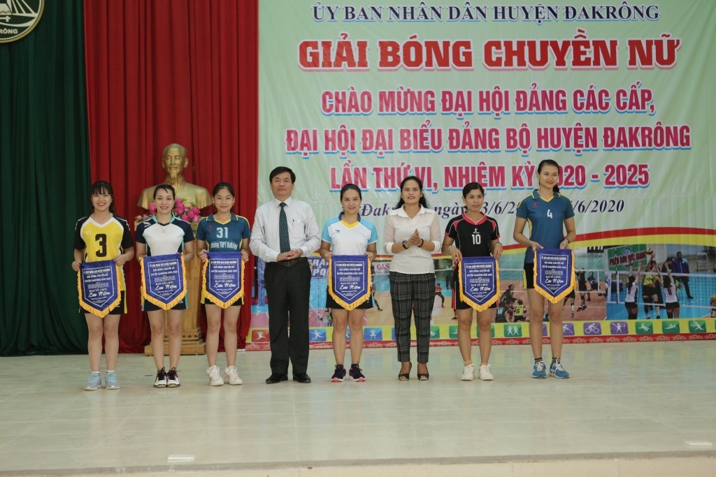 Lãnh đạo huyện trao cờ lưu niệm cho các đội bóng tham gia giải