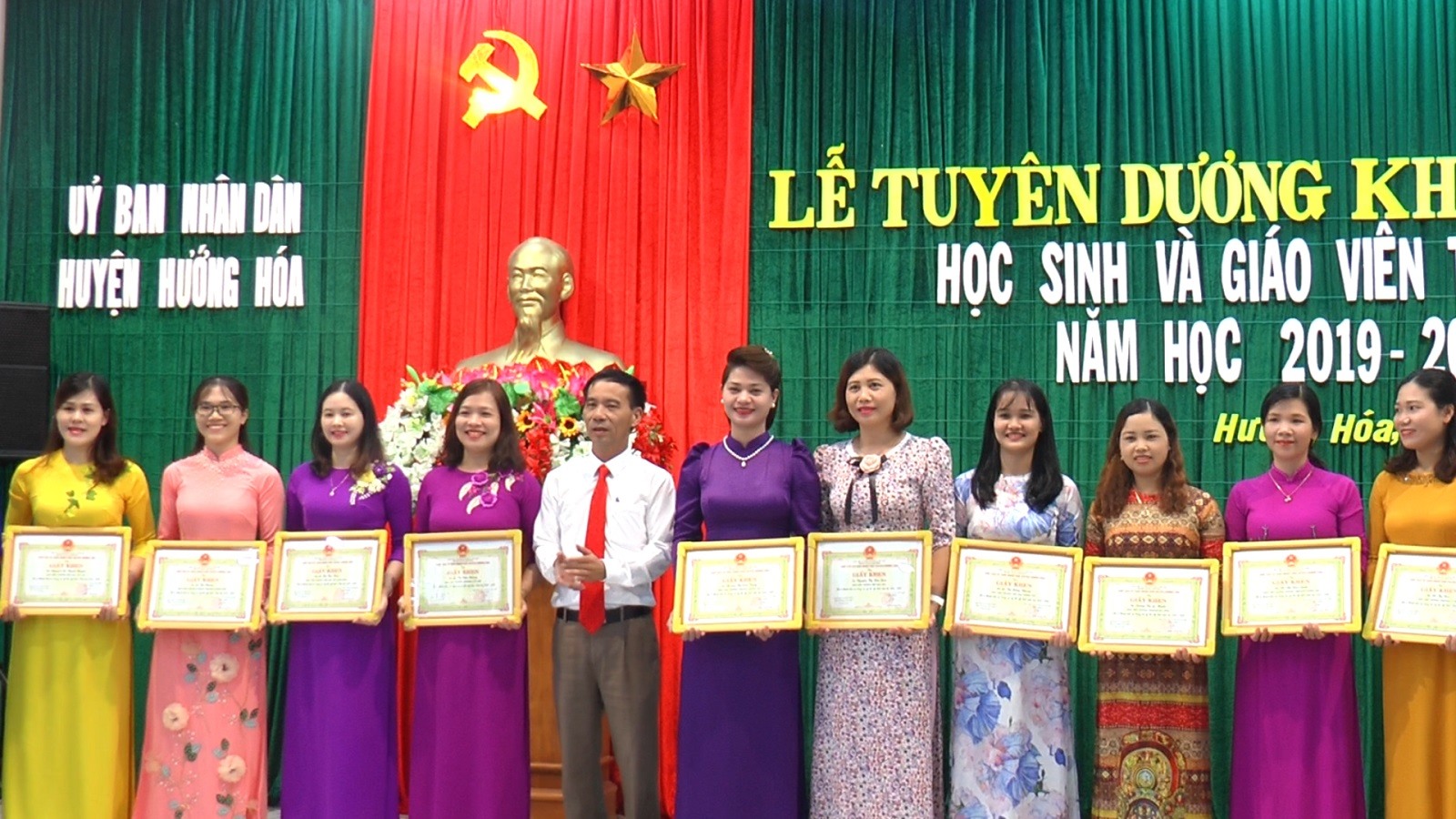 UBND huyện Hướng Hóa tuyên dương hơn 100 giáo viên và học sinh tiêu biểu năm học 2019 – 2020