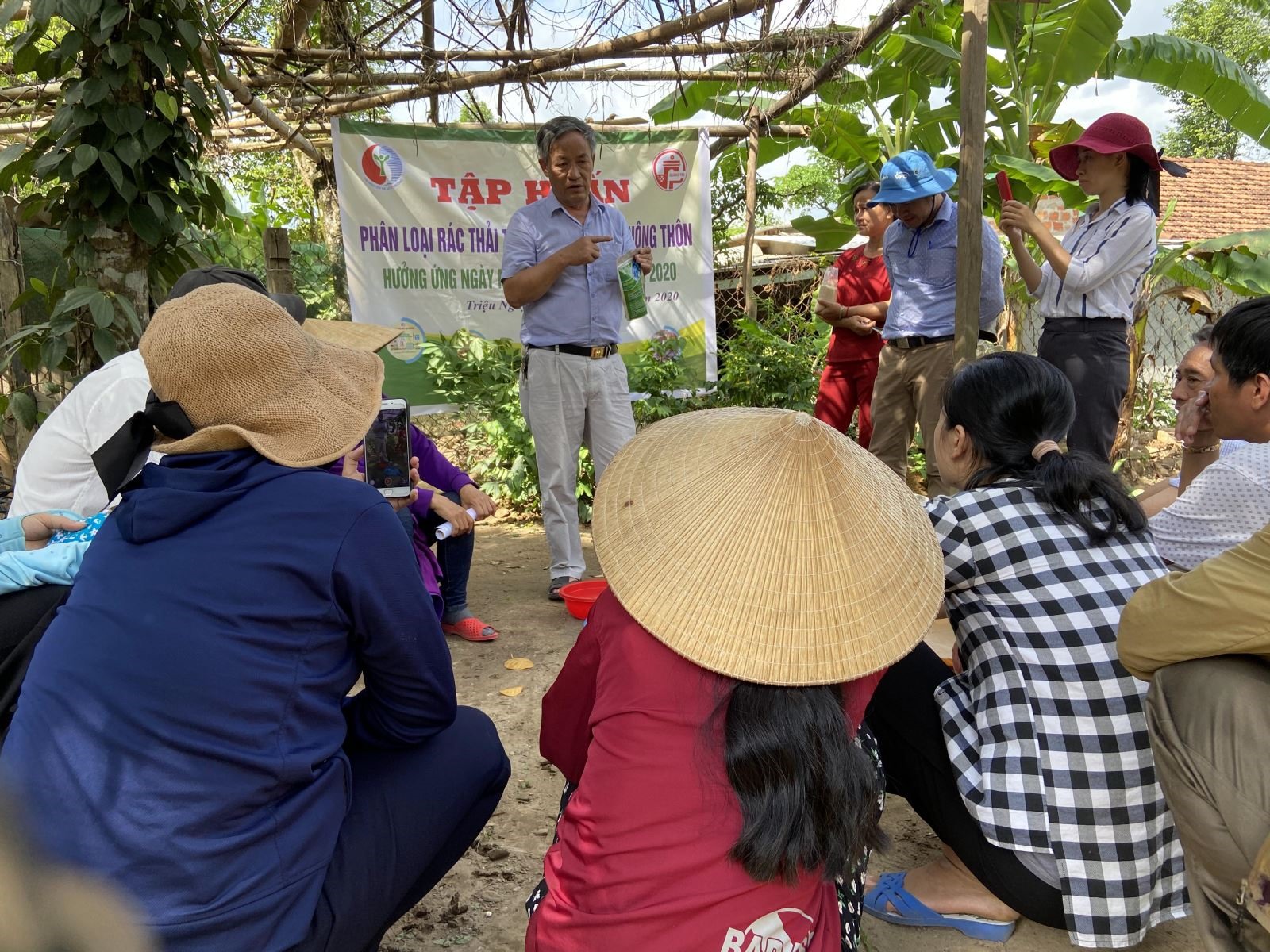 Ông Hồ Ngọc Việt -Viện Nông nghiệp hữu cơ tập huấn về phân loại rác thải cho phụ nữ xã Triệu Nguyên