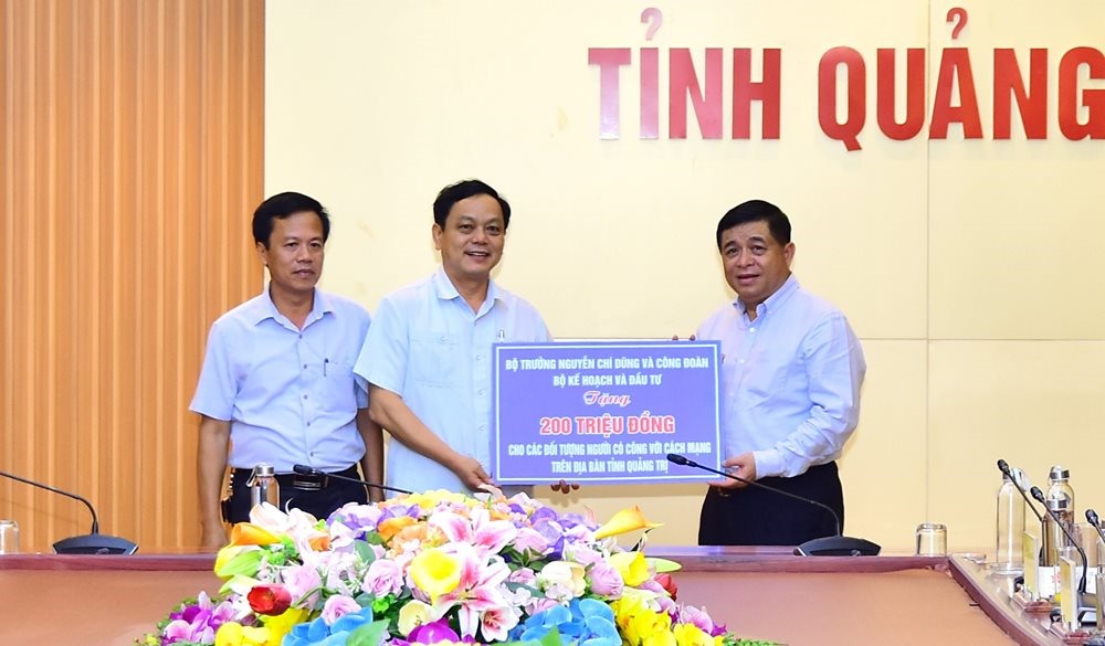Bộ trưởng Bộ Kế hoạch và Đầu tư tặng 200 triệu đồng cho người có công với cách mạng trên địa bàn tỉnh Quảng Trị