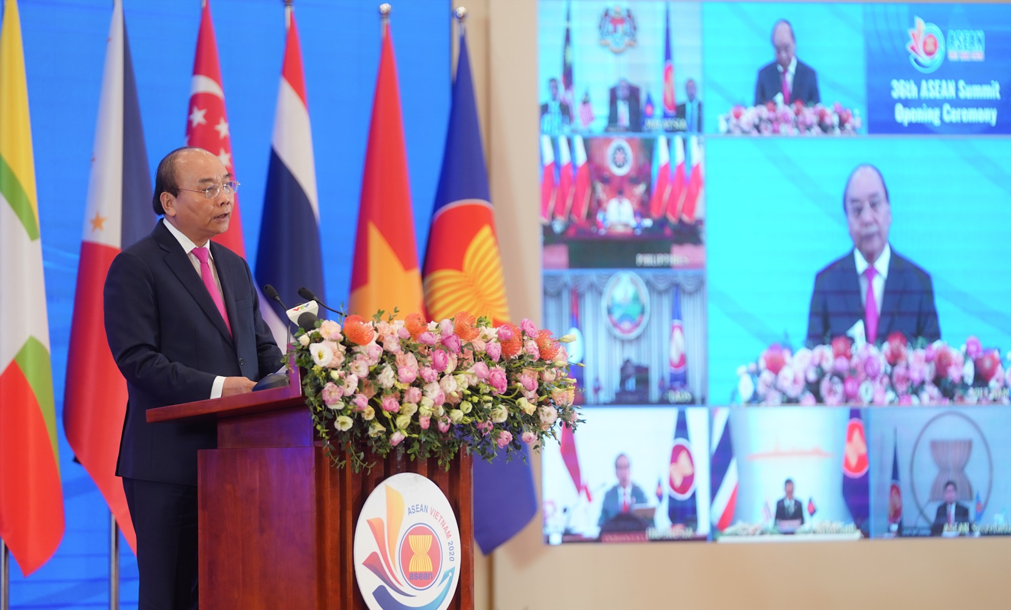 Thủ tướng Nguyễn Xuân Phúc phát biểu khai mạc hội nghị. Ảnh VGP/Quang Hiếu