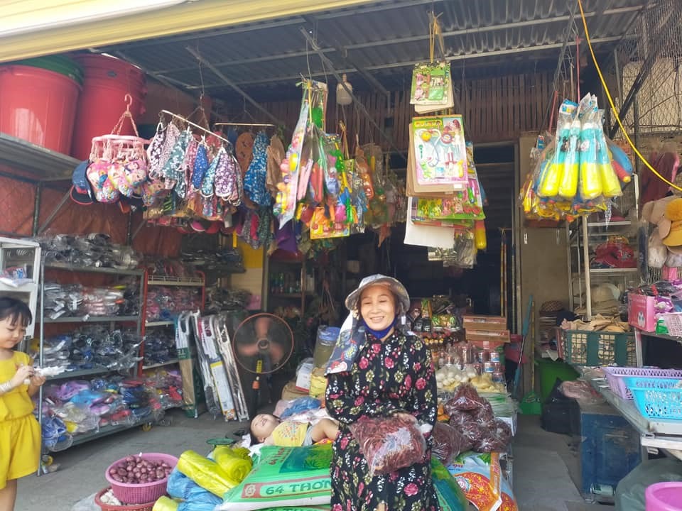 Chị Trần Thị Trang, chủ cửa hiệu tạp hóa ở Sê Pôn (Savannakhet – Lào) với niềm vui lao động nơi đất bạn.