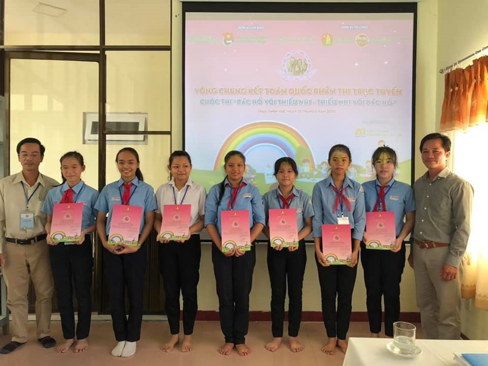 Em Phan Thị Như (áo trắng) cùng các thí sinh tham gia vòng chung kết cuộc thi trực tuyến tại điểm thi tỉnh Thừa Thiên Huế - Ảnh: V.A