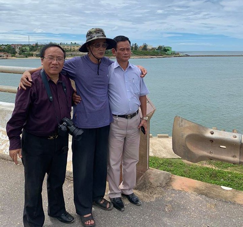 Nhà văn Xuân Đức (ở giữa) và Nhà thơ Trần Đăng Khoa (thứ nhất, trái sang) trong lần gặp cuối cùng tại chân cầu Cửa Việt năm 2019. Ảnh do nhà thơ Trần Đăng Khoa cung cấp