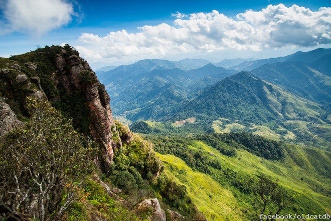 Từ nơi này có thể quan sát rất rõ những cánh rừng, những bản làng của cả hai nước Việt Lào